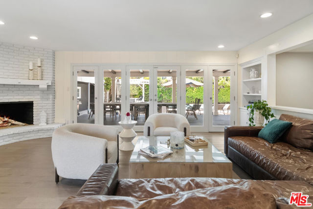 4909 Encino Terrace, Encino CA: https://media.crmls.org/mediaz/e1e691fe-47a9-461c-8757-d36de0a76789.jpg