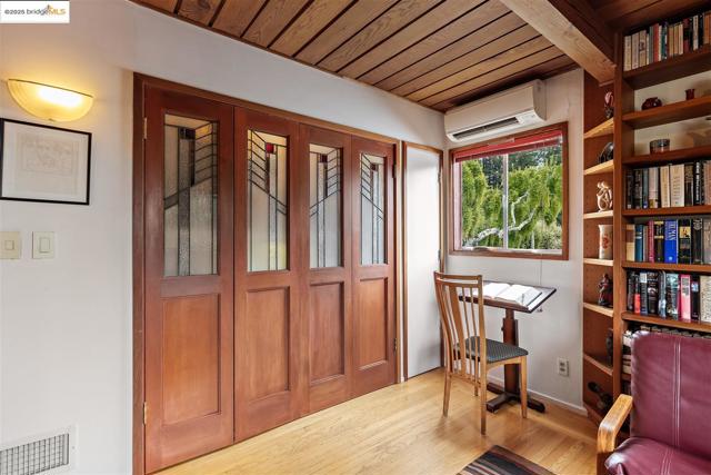 199 Fairlawn Dr, Berkeley CA: https://media.crmls.org/mediaz/e1e6c857-c090-415c-bb37-55bdebe50e2f.jpg