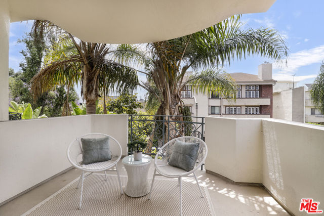 1862 S Bentley Avenue, Los Angeles CA: https://media.crmls.org/mediaz/e1e6dea6-7f53-4c4d-9f32-ad26f81d66e7.jpg