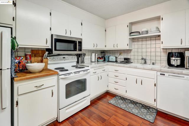 2 Panoramic Way, Berkeley CA: https://media.crmls.org/mediaz/e1e79d06-1198-4c7a-95e8-f967818880cb.jpg