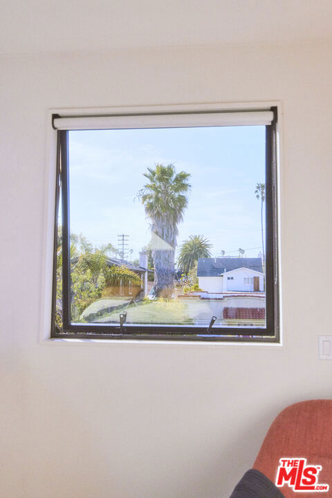 906 Superba Avenue, Venice CA: https://media.crmls.org/mediaz/e1e7e56a-cbfe-433a-bc27-30fa3b908f54.jpg