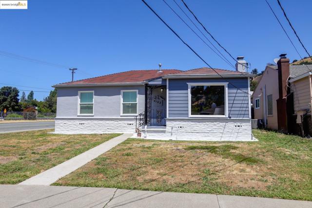 4103 Dickson Ct, Oakland CA: https://media.crmls.org/mediaz/e1e8894b-1ff9-4160-9853-254f5848a0f5.jpg