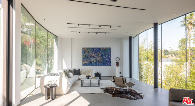 9277 Thrush Way, Los Angeles CA: https://media.crmls.org/mediaz/e1e8c910-7040-4145-8c4f-9c1ba932ae30.jpg