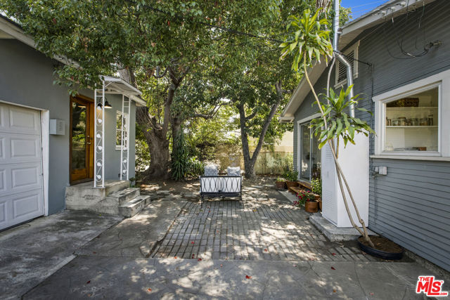 3865 Brunswick Avenue, Los Angeles CA: https://media.crmls.org/mediaz/e1e9878f-da60-4bbb-95e3-fcb507f87608.jpg