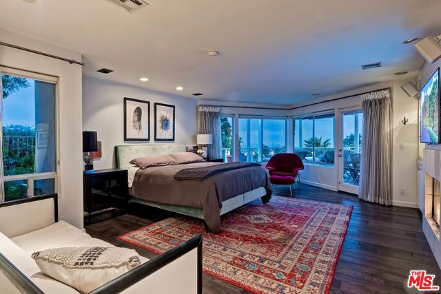 2224 Hercules Drive, Los Angeles CA: https://media.crmls.org/mediaz/e1ea7a9d-7c64-408b-ad5f-9b9c18ca1dca.jpg