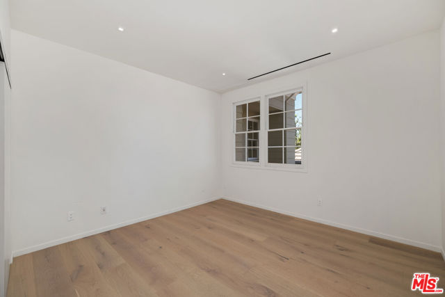 12330 Ridge Circle, Los Angeles CA: https://media.crmls.org/mediaz/e1eacbdd-1182-42ae-b89b-eaa054c83a54.jpg