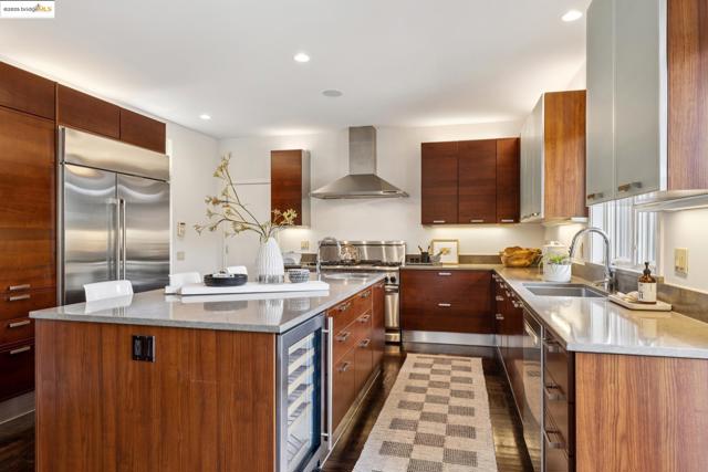 7 Requa Place, Piedmont CA: https://media.crmls.org/mediaz/e1eb1064-825e-4be4-bb23-23ad5df31a61.jpg