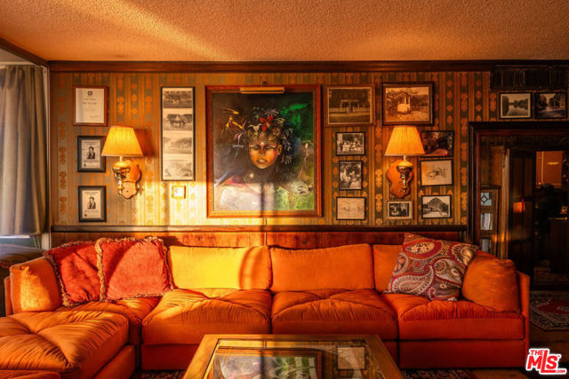 8787 Shoreham Drive, West Hollywood CA: https://media.crmls.org/mediaz/e1eb4b92-b3b9-47d4-bbad-f952bd358157.jpg