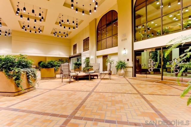 700 W E St, San Diego CA: https://media.crmls.org/mediaz/e1eb5400-fb8c-4065-96ee-2787f1fccc14.jpg