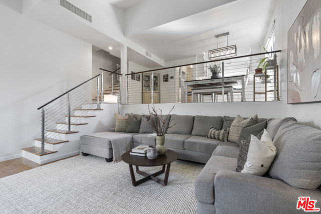 15157 Magnolia Boulevard, F photo 4