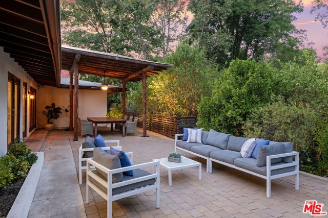 4745 Caritina Drive, Tarzana CA: https://media.crmls.org/mediaz/e1ebf01c-e281-45d6-96f9-ca30544e51a7.jpg