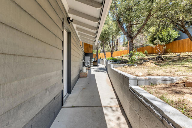 25440 Rim Rock Road, Idyllwild CA: https://media.crmls.org/mediaz/e1ec0826-b38a-4c33-ae2a-fb43bec4f528.jpg
