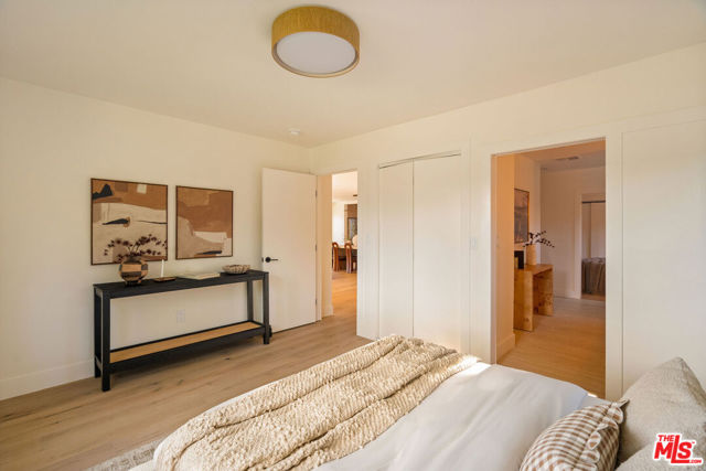 3820 S Burnside Avenue, Los Angeles CA: https://media.crmls.org/mediaz/e1ec2170-0622-4f4b-9ca0-ec8b44bd5b8e.jpg