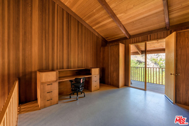 421 Westlake Boulevard, Malibu CA: https://media.crmls.org/mediaz/e1ec245b-282c-4a3d-a984-630fe099a59e.jpg