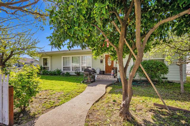 838 Wheeler Street, Santa Rosa CA: https://media.crmls.org/mediaz/e1ecbb20-8fac-4c43-ab0c-2c80b841d693.jpg