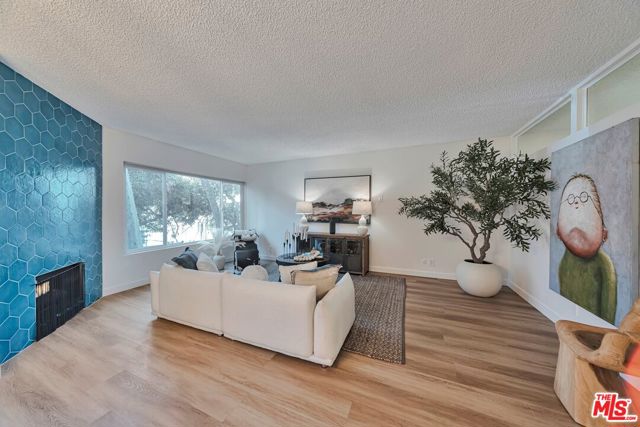 5870 Green Valley Circle, Culver City CA: https://media.crmls.org/mediaz/e1ecfa89-e104-4a65-9b5e-0b82b2d7fe10.jpg