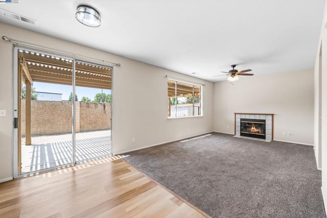 1970 Knollcrest Ln, Tracy CA: https://media.crmls.org/mediaz/e1ed1f33-4361-43cc-8a27-1dd9c6870d90.jpg