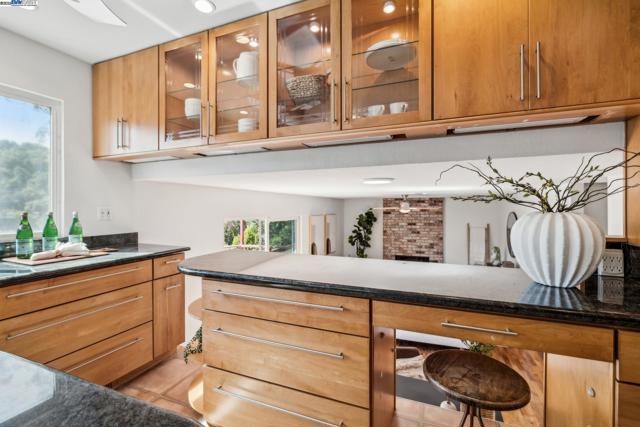 3483 Skyline Dr, Hayward CA: https://media.crmls.org/mediaz/e1ed4c11-8098-4732-91e5-3406254d3952.jpg