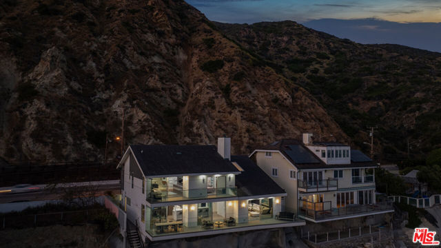 19640 Pacific Coast Highway, Malibu CA: https://media.crmls.org/mediaz/e1ee5a34-186f-4e59-a03d-8abe51cabdea.jpg