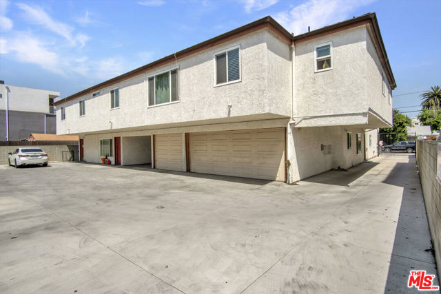 5621 Klump Avenue, North Hollywood CA: https://media.crmls.org/mediaz/e1ee603d-b1a6-4210-884e-0274262ed405.jpg