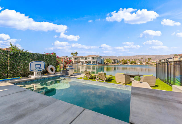 43240 Pietra Court, Indio CA: https://media.crmls.org/mediaz/e1eec0f1-cb9c-4cdf-9ec2-2b62545839e8.jpg