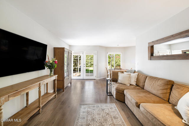 4427 Skyglen Court, Moorpark CA: https://media.crmls.org/mediaz/e1efd52a-12bc-4214-b725-9ec290ab50de.jpg