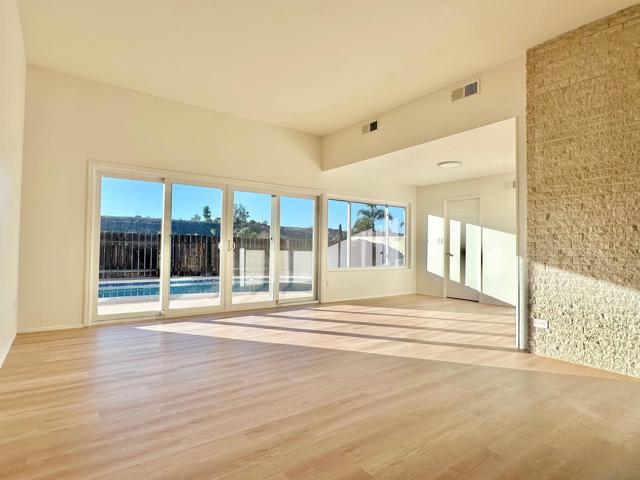 15034 Jenell St, Poway CA: https://media.crmls.org/mediaz/e1f05169-f8ff-4977-b99d-9267ecdcba8f.jpg