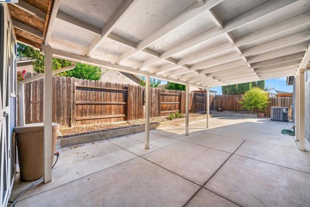 1983 Cork Oak Ln, Manteca CA: https://media.crmls.org/mediaz/e1f15558-9a5f-423f-9257-adf90077740d.jpg