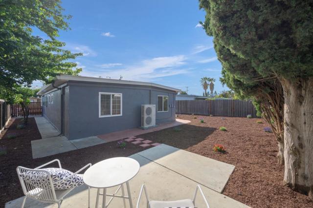 42758 Charleston Way, Fremont CA: https://media.crmls.org/mediaz/e1f25346-e212-4a4c-8470-e31f9b28631f.jpg