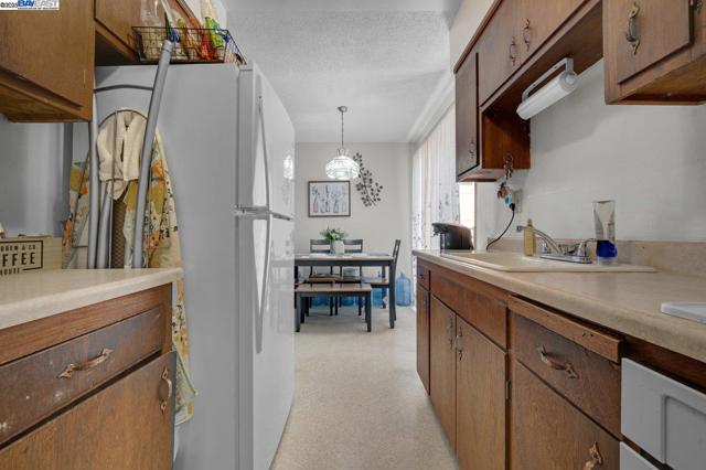 1738 7Th St, Berkeley CA: https://media.crmls.org/mediaz/e1f3062c-ce67-42d2-b4b6-908cde834a6d.jpg
