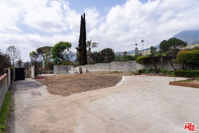 3359 Glenrose Avenue, Altadena CA: https://media.crmls.org/mediaz/e1f30836-76d9-4586-af53-946a20910d6a.jpg