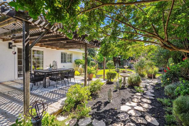 7299 Elba Ct, Dublin CA: https://media.crmls.org/mediaz/e1f32a32-897f-48d1-be40-8a1d6e7c8cd6.jpg