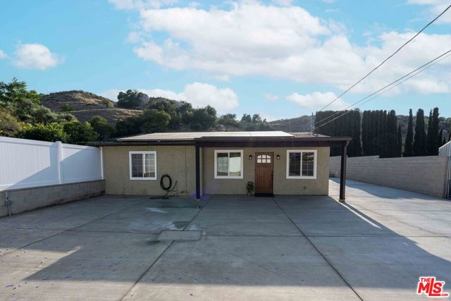 9701 Wheatland Avenue, Sunland CA: https://media.crmls.org/mediaz/e1f45c96-27f9-4d4f-9db1-e4410cd68bae.jpg