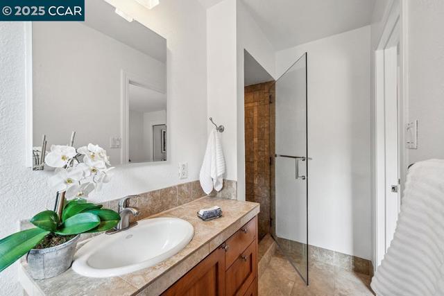 3159 Lucas Dr, Lafayette CA: https://media.crmls.org/mediaz/e1f484a6-a45a-46ca-b7bc-7d3ff0dcd43e.jpg