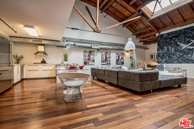 1046 Princeton Drive, Venice CA: https://media.crmls.org/mediaz/e1f4a560-68a2-4180-9cbe-948acc613b8b.jpg