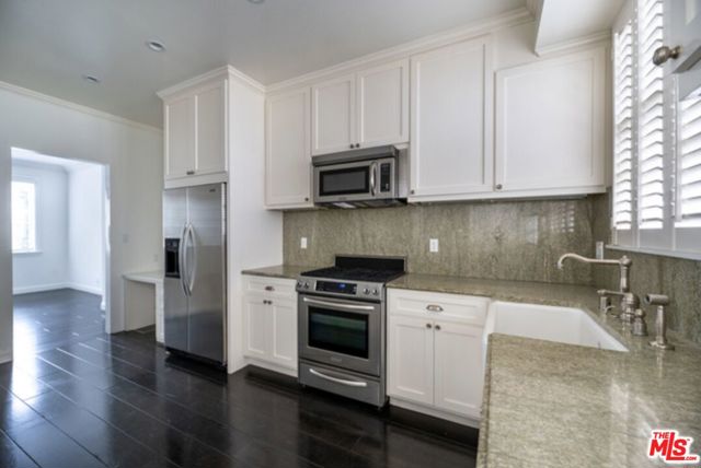 9243 Doheny Road, West Hollywood CA: https://media.crmls.org/mediaz/e1f4e143-de5c-4e68-82b4-c7c25aec8de4.jpg