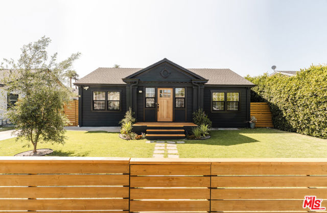 2709 S Harcourt Avenue, Los Angeles CA: https://media.crmls.org/mediaz/e1f5314b-365c-471b-81d3-06ee4cd83436.jpg