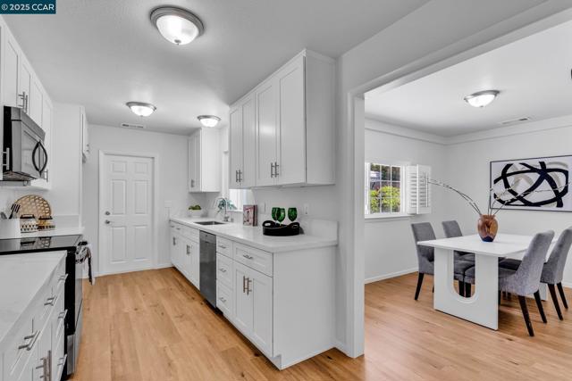 280 Sierra Dr, Walnut Creek CA: https://media.crmls.org/mediaz/e1f6378d-eb84-438b-a9df-72e55d4ee4af.jpg