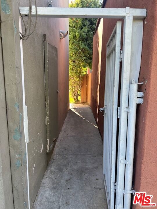 428 S DOHENY Drive, Beverly Hills CA: https://media.crmls.org/mediaz/e1f68e34-9bf1-4619-b7d9-ae1acd5fbe33.jpg