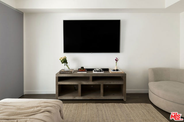 5154 W Redondo Court, Los Angeles CA: https://media.crmls.org/mediaz/e1f6e676-3d71-48b7-b494-455a980c3cd0.jpg