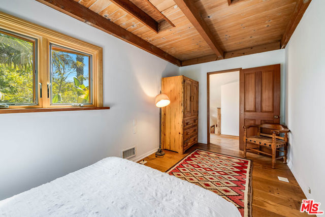 454 E Rustic Road, Santa Monica CA: https://media.crmls.org/mediaz/e1f702ef-98a3-492c-ac43-ba65787950c2.jpg