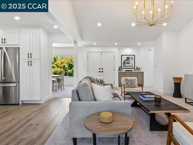 2175 Cactus Ct, Walnut Creek CA: https://media.crmls.org/mediaz/e1f72a6a-b7ae-40de-9de3-a46bf51a503a.jpg