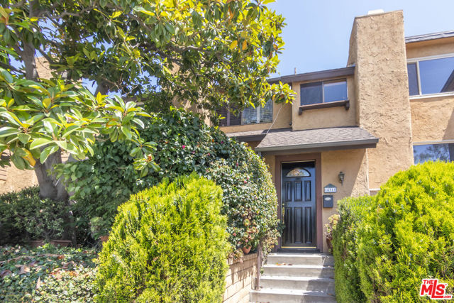 14311 Hartsook Street, Sherman Oaks CA: https://media.crmls.org/mediaz/e1f7be43-b501-430d-bb67-48516e6fd60e.jpg