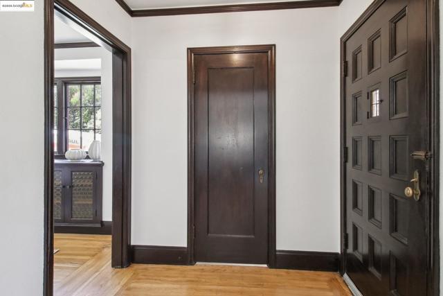 2900 Sheffield Ave, Oakland CA: https://media.crmls.org/mediaz/e1f7ce23-683d-4e8d-b129-9c32e773e42c.jpg