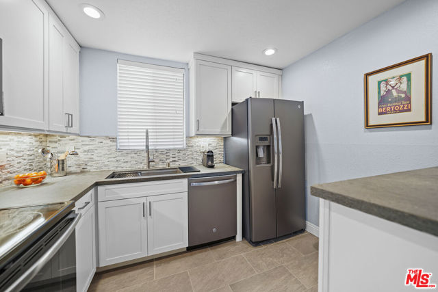 8530 Holloway Drive, West Hollywood CA: https://media.crmls.org/mediaz/e1f7f0c2-624d-4f5a-874d-f3909c43e823.jpg