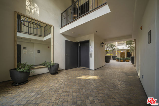 122 N Clark Drive, West Hollywood CA: https://media.crmls.org/mediaz/e1f8c032-7d7d-4863-8f32-d76b80fb6224.jpg