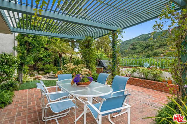 17152 Avenida De Santa Ynez, Pacific Palisades CA: https://media.crmls.org/mediaz/e1f8d13b-d2a9-4623-b1cd-e29befc12be6.jpg