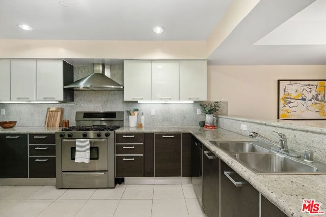 1353 N Fuller Avenue, Los Angeles CA: https://media.crmls.org/mediaz/e1faf71e-91d2-4a71-b35a-ec03206b7b45.jpg