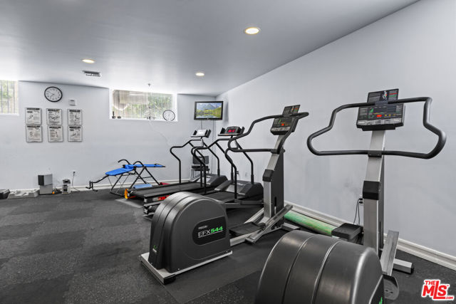 1450 S Beverly Drive, Los Angeles CA: https://media.crmls.org/mediaz/e1fb625a-80ed-45a2-80e4-275822e6b129.jpg