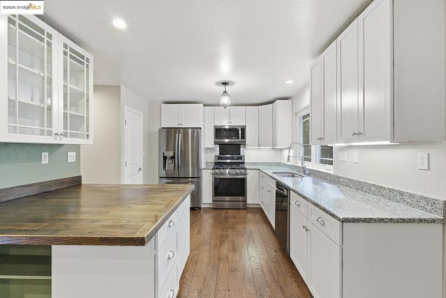 2136 Silver DR, Arnold CA: https://media.crmls.org/mediaz/e1fc1ad3-826e-4c4b-9e96-86b36025bc7e.jpg